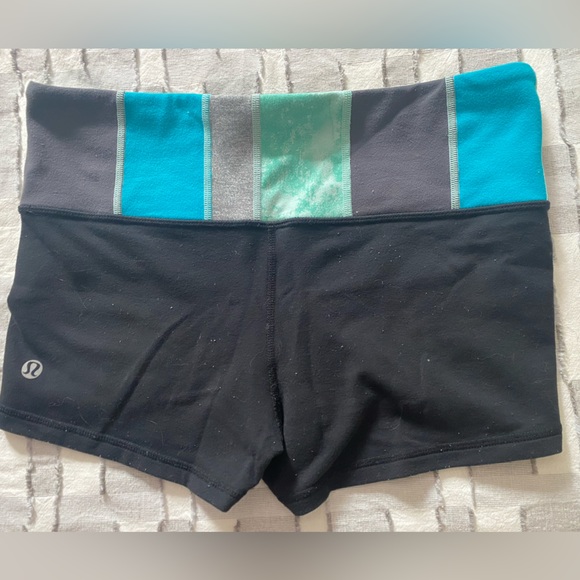 Size 6 lululemon shorts 4 inch - Picture 3 of 4